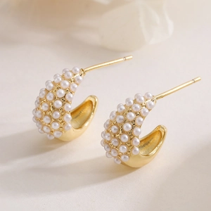 Boucles d'Oreilles Clous en Forme de C en Cuivre Plaqué Or 18K Avec Künstliche Perles Design de Niche Bijoux Versatiles Femme