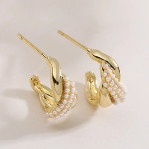 Élégantes boucles d'oreilles torsadées en C plaquées or 18 carats avec perles blanches