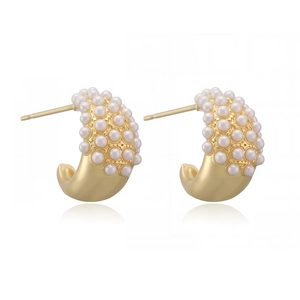 Détails des boucles d'oreilles dorées en forme de C serties de perles blanches