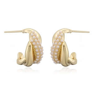Boucles d'oreilles C en plaqué or 18 carats avec design torsadé et perles blanches
