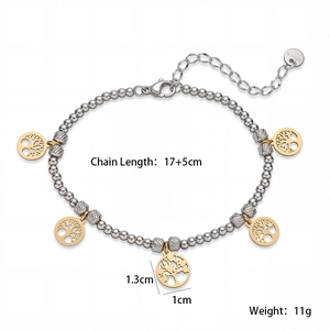 Détail d'un bracelet à perles en acier avec cinq breloques dorées de l'Arbre de Vie