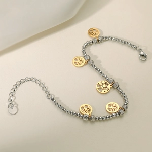 Bracelet à perles argentées avec cinq pendentifs Arbre de Vie dorés et fermoir ajustable