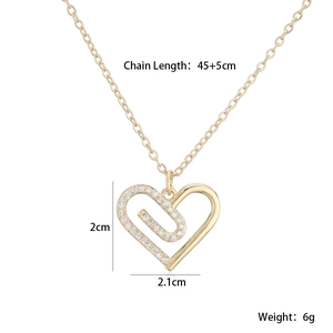 Détail montrant le pendentif cœur de 2,1x2cm et la longueur de chaîne 45+5cm
