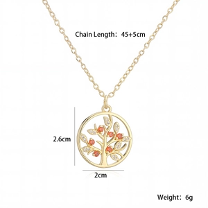 Vista dettagliata del ciondolo Albero della Vita dorato con misure 2.6cm x 2cm e zirconi incastonati