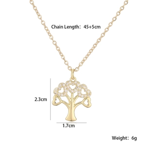 Dettaglio pendente cuore albero della vita con dimensioni 2,3cm per 1,7cm e lunghezza catena