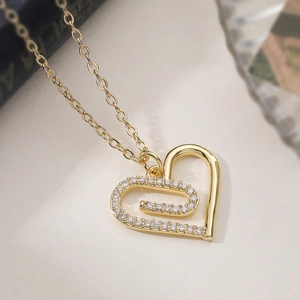 Élégant collier pendentif cœur plaqué or avec pierres de zircon et fine chaîne croisée