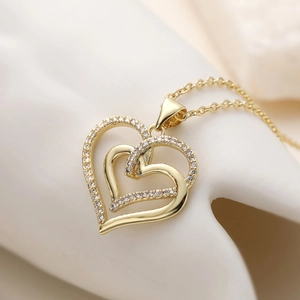 Élégant collier à double pendentif en forme de cœur doré avec des pierres en zircon