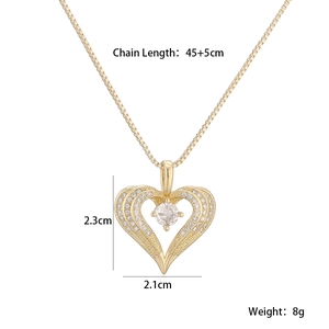 Dettaglio del ciondolo a cuore placcato oro 18K con zirconi e dimensioni del prodotto