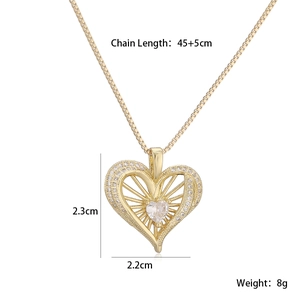 Dettaglio del ciondolo a cuore placcato oro 18K con zirconi e misure della catena