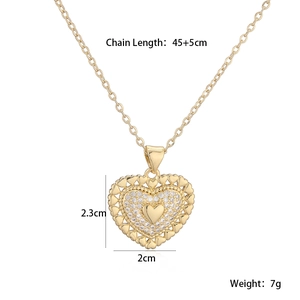 Detalle del colgante corazón bañado en oro 18K con circonitas y cadena de 45 cm