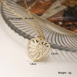 Detalle del colgante de corazón hueco bañado en oro de 18K con circonitas en espiral
