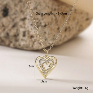 Detalle del colgante de corazón en capas chapado en oro de 18K con pavé de circonitas