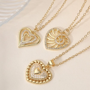 Tres collares con colgante de corazón hueco bañados en oro de 18K y piedras de circón