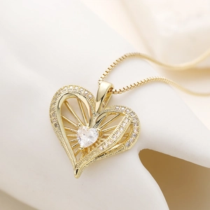 Collana con ciondolo a cuore placcato oro 18K con zirconi e catena a scatola classica