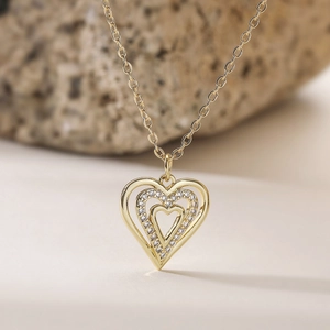 Collar de cobre chapado en oro de 18 quilates con colgante de triple corazón de circón