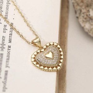 Collar de doble corazón dorado con circonitas brillantes en una cadena cruzada clásica
