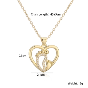 Vue détaillée du pendentif cœur évidé avec empreinte en cristal et dimensions