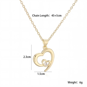 Détail du pendentif cœur doré avec pierre zircon et dimensions de 2,3cm x 1,5cm