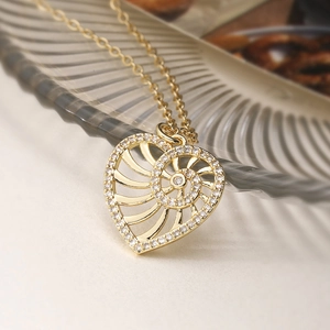 Collar con Colgante de Corazón Calado en Cobre Chapado en Oro Minimalista Cadena de Cruz con Diamantes de Imitación Blancos Brillantes Incrustados Cadena de Clavícula para Regalo de Joyería Diaria de Mujer