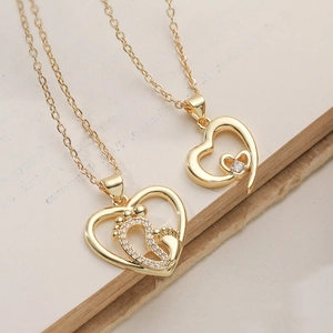 Collier Pendentif Empreinte de Pied Coeur Creux en Cuivre pour Femmes Zirconia Incrusté Plaqué Or Simple Chaîne de Clavicule Bijoux