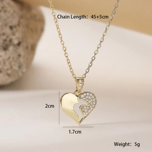Detalle del collar de corazón con tamaño de colgante de 2cm y longitud de la cadena