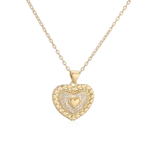 Collar con colgante de corazón hueco chapado en oro de 18K y circonitas sobre fondo blanco