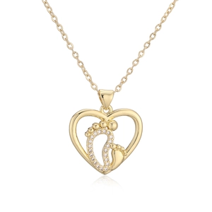 Collier cœur doré minimaliste avec empreintes de pieds en cristal brillant pour femme