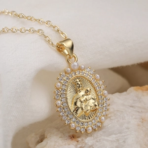 Pendentif Marie ovale vintage plaqué or 18 carats avec perles et zircons sur chaîne