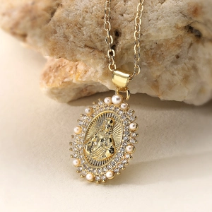 Collier médaille Marie plaqué or 18K vintage avec perles et zircons scintillants