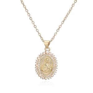 Détail du pendentif Marie plaqué or 18K avec perles et oxydes de zirconium brillants