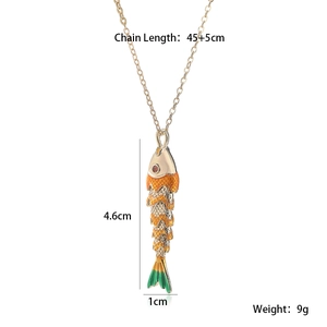 Détail du pendentif carpe koi en émail avec dimensions 4,6cm x 1cm et chaîne dorée 45cm