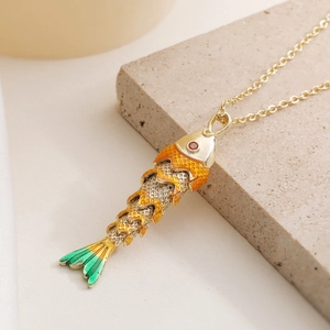 Collier avec pendentif carpe koi articulée en or avec émail coloré et œil en gemme rouge
