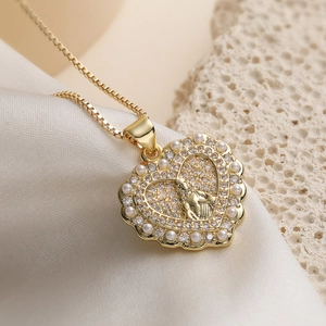 Elegante 18K vergoldete Herz-Halskette mit Perlen, Zirkonia-Mikropflaster und Porträt-Relief