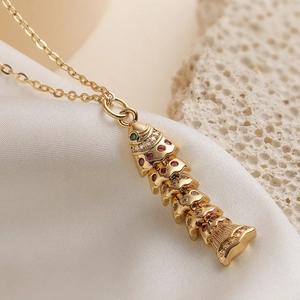 Magnifique collier carpe koi plaqué or 18 carats avec zircons colorés sur soie blanche