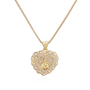 Elegante 18K vergoldete Herz-Halskette mit Perlen und religiösem Motiv auf weißem Grund