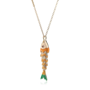 Exquis collier pendentif carpe koi plaqué or 18 carats avec écailles colorées sur fond blanc
