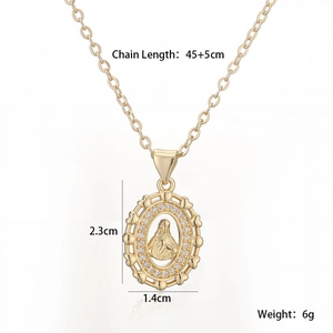 Collier médaille Vierge Marie plaqué or 18 carats serti de zircons scintillants