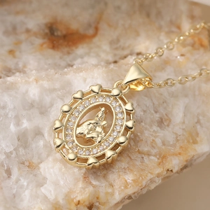 Collier plaqué or 18 carats avec pendentif ovale Vierge Marie et zircons brillants