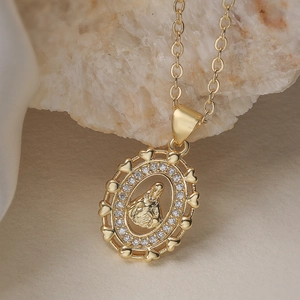 Collier plaqué or 18 carats avec pendentif Vierge Marie et zircons avec cœurs