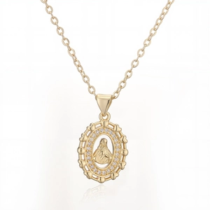 Détail du collier de la Vierge Marie plaqué or 18 carats avec zircons et bord de cœurs