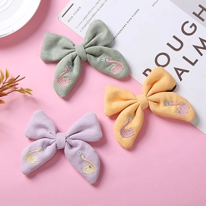 Trois barrettes à nœud en velours côtelé brodé avec motifs de cygne pour filles et bébés