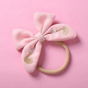 Détail d'un bandeau en maille rose avec broderie cygne et ruban en nylon élastique