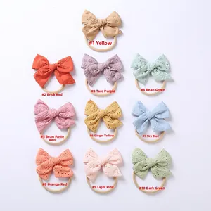 Dettaglio set di 10 fiocchi in cotone ricamato con fasce elastiche in nylon senza cuciture