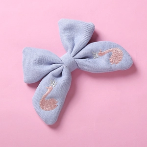 Barrette à cheveux avec nœud en tricot lavande et broderie de cygne rose pour fille