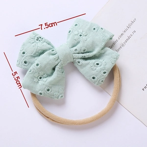 Fascia neonata verde menta con fiocco in cotone ricamato e morbido nylon