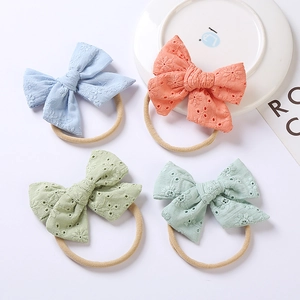 Set di quattro fasce per neonati in cotone ricamato con fiocchi in morbidi colori pastello