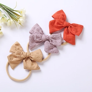 Set di tre fasce per neonati con fiocchi in cotone ricamato ed elastici in nylon morbido