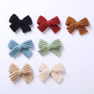 Vue détaillée montrant les couleurs et les textures des nœuds en tricot pour cheveux