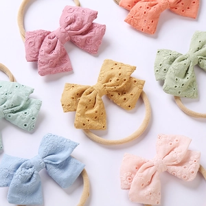 Dettaglio di fasce per neonati in nylon con fiocchi di cotone ricamati colorati