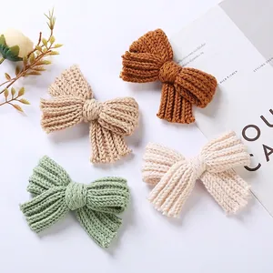 Lot de quatre barrettes nœuds en tricot pour filles aux couleurs pastel sur fond blanc